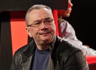 Целующего грудь блондинки Константина Меладзе сняли в баре