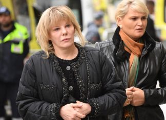 Почерневшую от горя дочь держали под руку у гроба Захарова