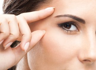 Как правильно ухаживать за кожей вокруг глаз?