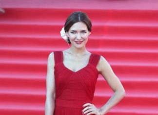 Фото Екатерины Климовой в чулках и в платье без бюстгальтера