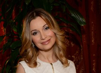 Ольга Орлова показала грудь в прозрачном топе