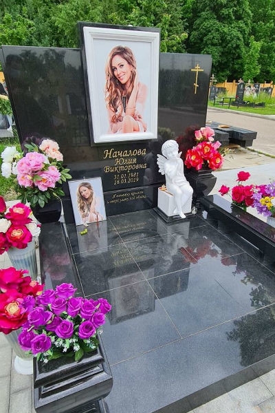 На могиле Юлии Началовой установили памятник — фото