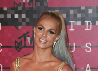 Мать Бритни Спирс пытается получить контроль над ее финансами