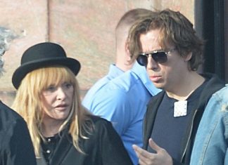 Алла Пугачева приехала проститься с Александром Кальяновым: онлайн-репортаж с похорон