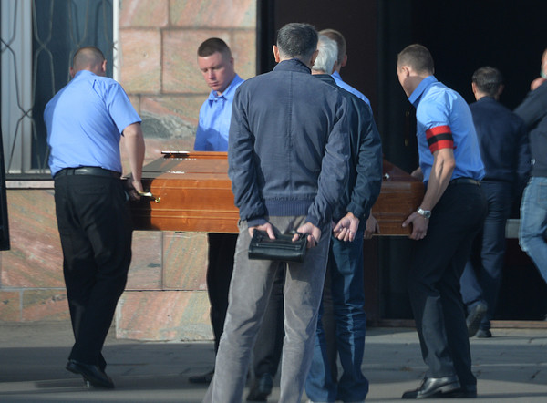 Алла Пугачева приехала проститься с Александром Кальяновым: онлайн-репортаж с похорон 