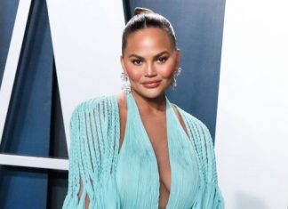 Модель Крисси Тайген потеряла сына во время родов