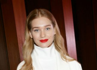 Кристина Асмус опубликовала фото в свадебном платье