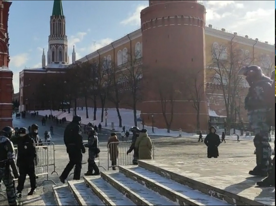 На Манежной площади в Москве силовики начали устанавливать ограждения