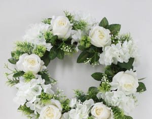 На что обратить внимание при выборе венка из искусственных цветов