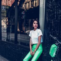 Модные тренды футболок 2021-2022 года: стильные новинки