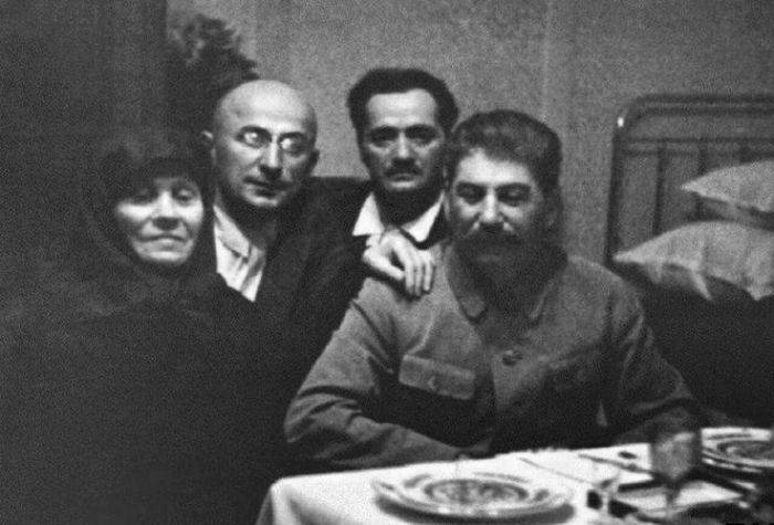 
Мать Сталина: кем была женщина, воспитавшая вождя народов, и как сложилась ее судьба                