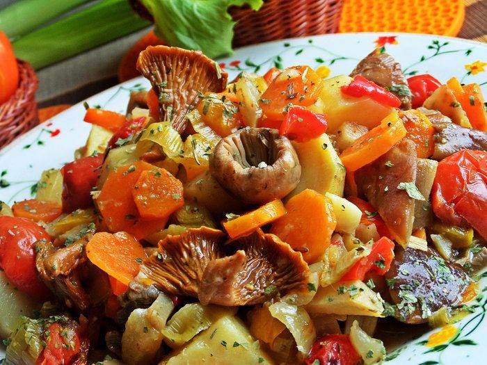 Как приготовить грибы с овощами. Грибное рагу. Микс грибов рагу. Грибное рагу в итальянском стиле. Овощное рагу с грибами ресторан.