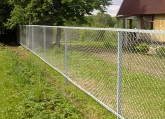 Монтаж забора из сетки рабицы