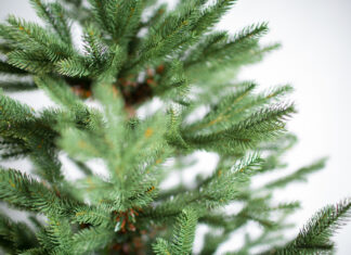 Искусственная елка: распространенный вариант украшения дома к Новому году