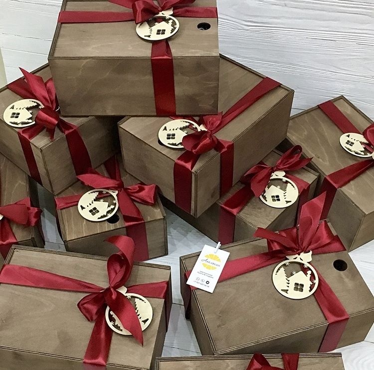 Сувенир подарок. Подарки на заказ сайт. При покупке получи подарок. Подарочный набор конфет. Дом в подарок.