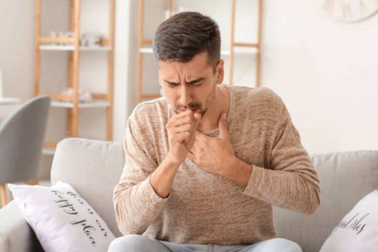 
Вовсе не безобидный симптом: о каких болезнях может предупреждать кашель                