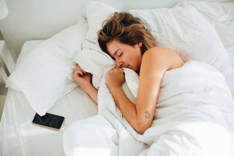 
Сон со смартфоном: вредно ли спать рядом с гаджетом                
