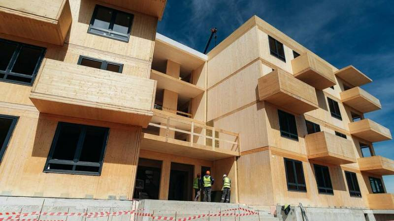 
Как выглядят и по какой цене продаются квартиры в первых деревянных многоэтажках                