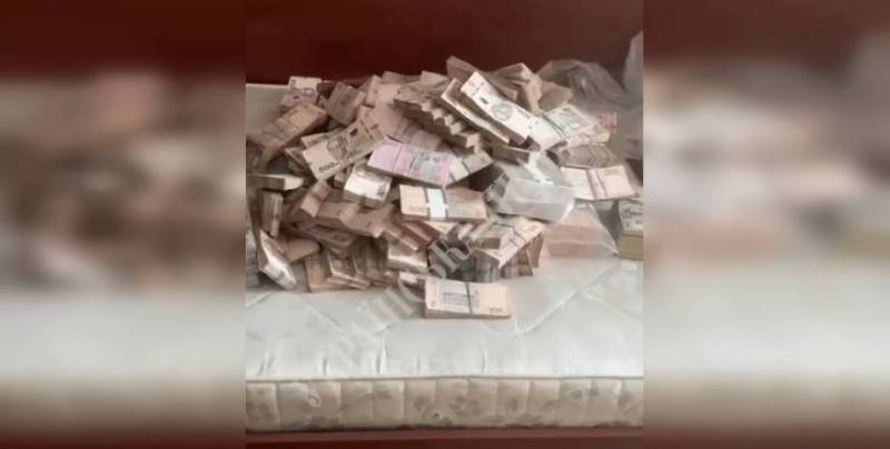 
Пачки денег в диване: у замминистра обороны Украины Александра Миронюка обнаружили 1 млн долларов                