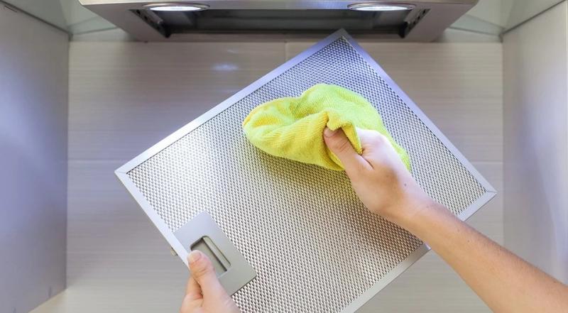 
Порядок на кухне: как правильно почистить вытяжку                
