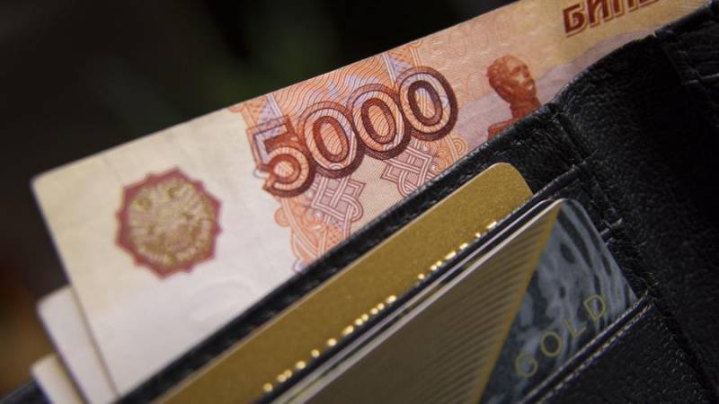 
В феврале 2023 года россиянам переведут по 10 тысяч рублей на карту                