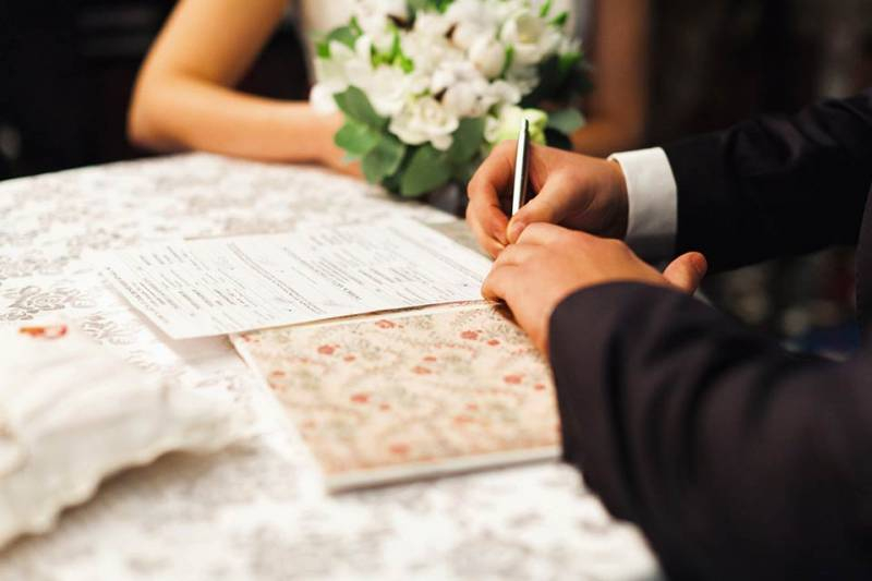 
Свадебные приметы: стоит ли менять фамилию в браке                