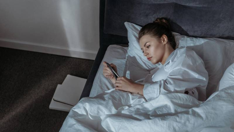 
Сон со смартфоном: вредно ли спать рядом с гаджетом                