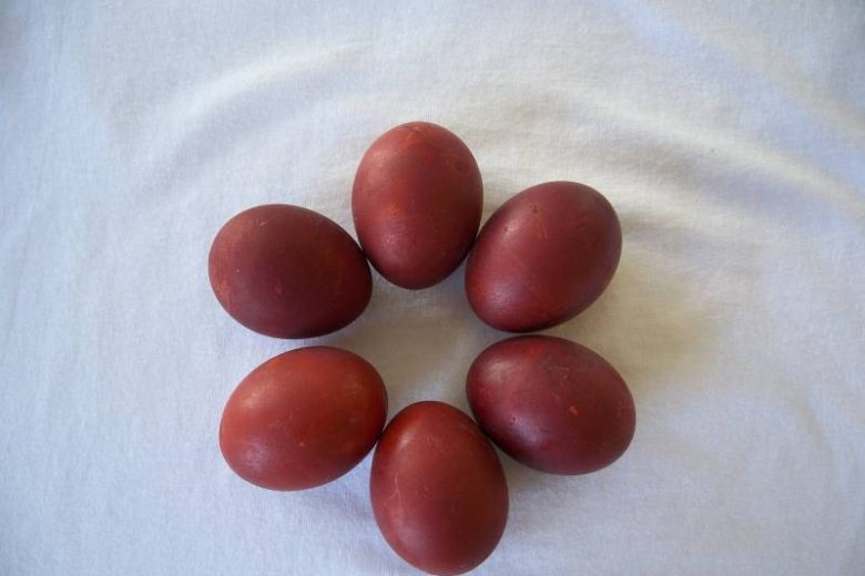 
Красивый и «ровный» красный цвет: как покрасить яйца натуральным красителем                