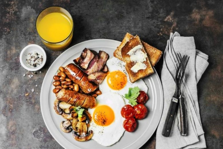 
Никакой овсянки: как приготовить традиционный английский завтрак времен правления королевы Виктории                
