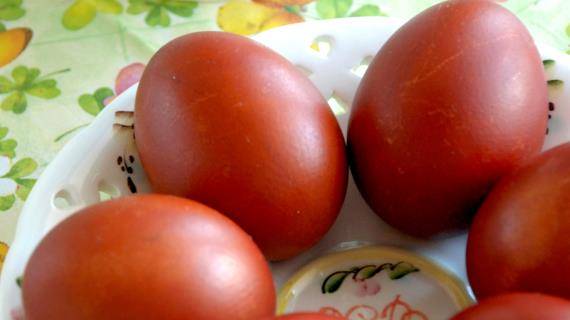 
Красивый и «ровный» красный цвет: как покрасить яйца натуральным красителем                