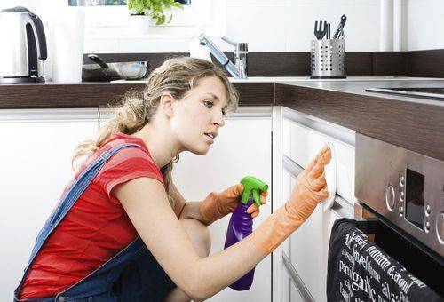 
На заметку хозяйке: чем отмыть старый липкий жир с кухонных шкафчиков за пять минут                