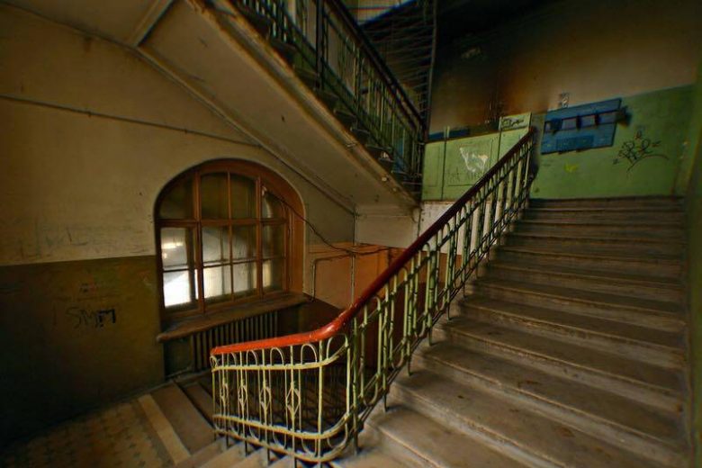 
Почему в советских многоэтажках лестницы закручивались против часовой стрелки                
