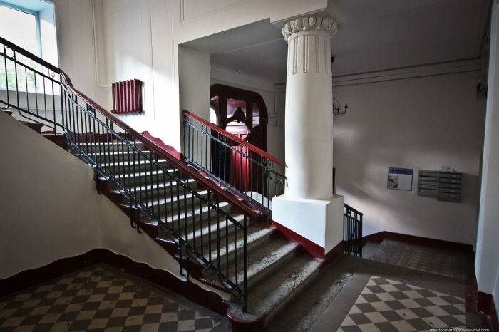 
Почему в советских многоэтажках лестницы закручивались против часовой стрелки                