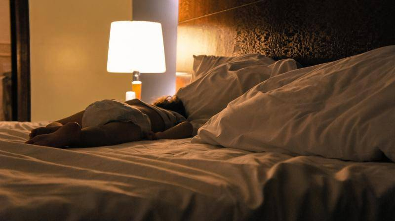 
Нехорошая привычка: почему нельзя спать при свете ночника                