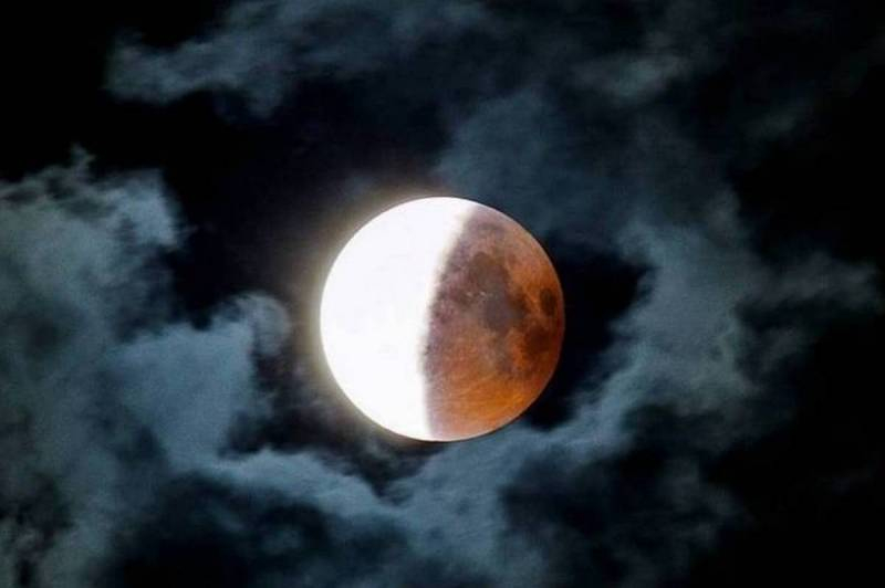 
Лунное затмение 2 мая 2023 года: какие знаки зодиака сильнее всего ощутят его влияние                