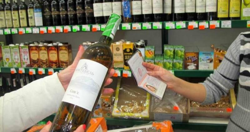 
Депутат Госдумы предложил продавать алкоголь и сигареты в России только по банковским картам                