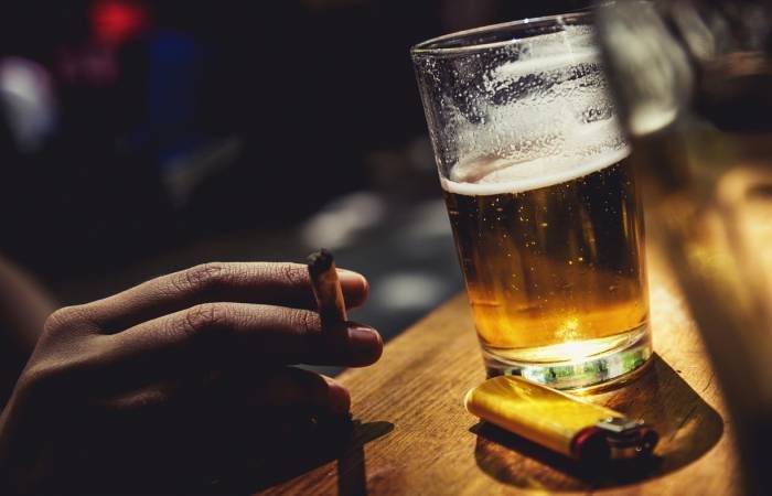 
Депутат Госдумы предложил продавать алкоголь и сигареты в России только по банковским картам                