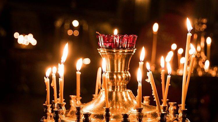 
Праздничные традиции: священник ответил, можно ли дома жечь церковные свечи                