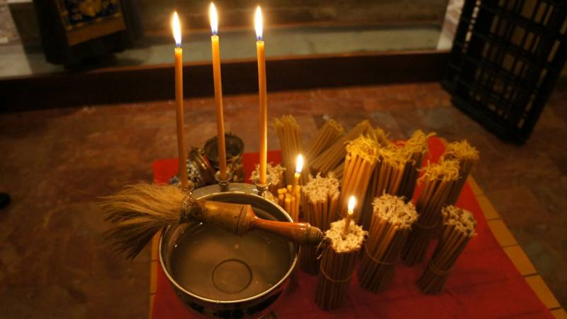 
Праздничные традиции: священник ответил, можно ли дома жечь церковные свечи                