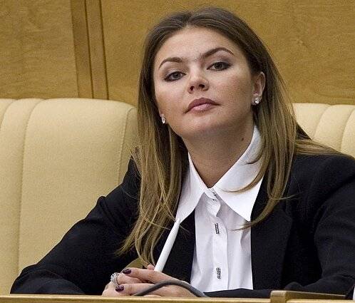 
В костюме стиля сафари и с букетом цветов: зачем Алина Кабаева уехала в Омск                