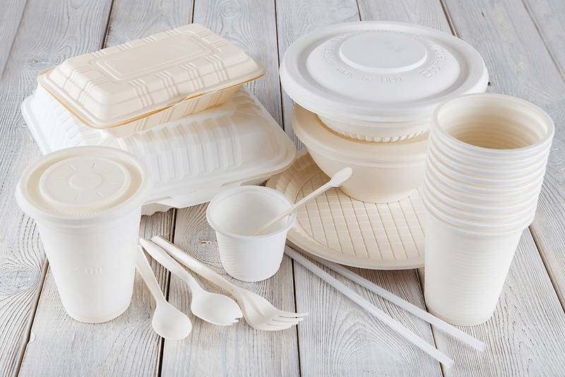 
Чем опасна и вредна одноразовая пластиковая посуда, и почему лучше выбрать натуральный материал                