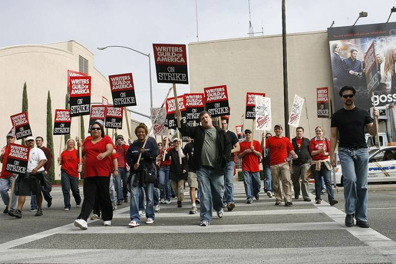 
«Простой Голливуда»: в США проходит забастовка сценаристов, к которой присоединились и звезды                