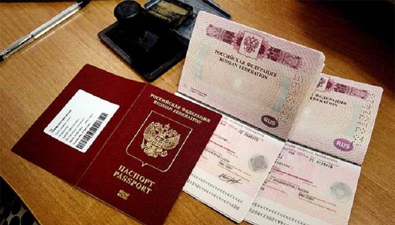 
Сколько стоит «загранник»: в России возобновят выдачу биометрических загранпаспортов на 10 лет                