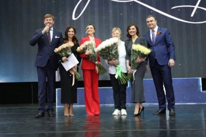 
В костюме стиля сафари и с букетом цветов: зачем Алина Кабаева уехала в Омск                