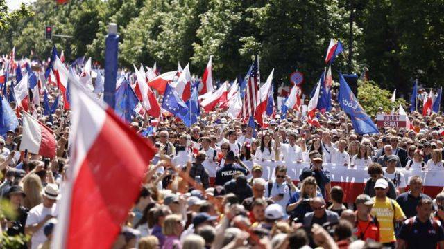 
Почему в центре Варшавы состоялся митинг оппозиции и сколько людей приняло в нем участие                