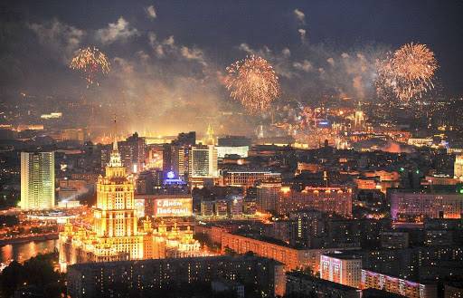 
Онлайн-трансляция салюта на День России в Москве 12 июня 2023 года                