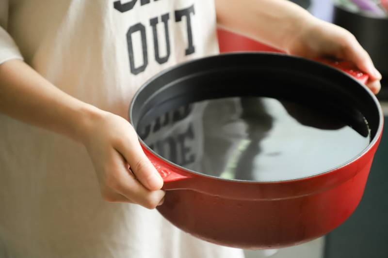 
Семь простых способов очистить кастрюли и сковородки от нагара, заставив посуду сиять                