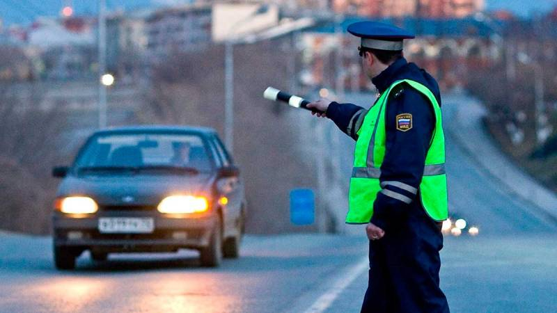 
Будьте осторожны: что теперь нельзя давать в руки инспекторам ГИБДД                