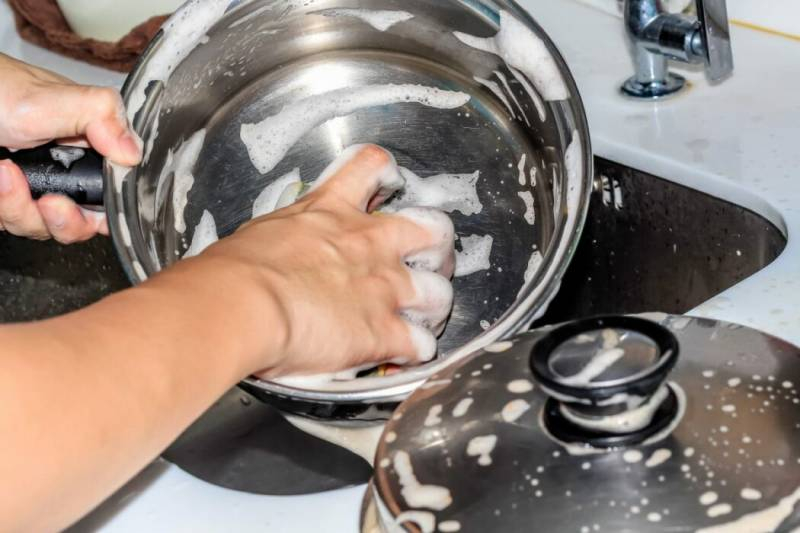
Семь простых способов очистить кастрюли и сковородки от нагара, заставив посуду сиять                