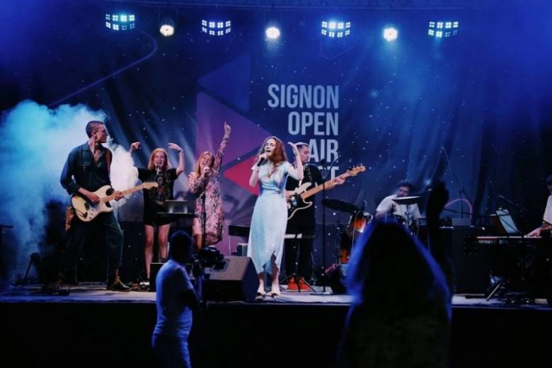 
В день открытия фестиваля СИГНОН Open Air Fest 2023 с сольным концертом выступила Женя Львовская                